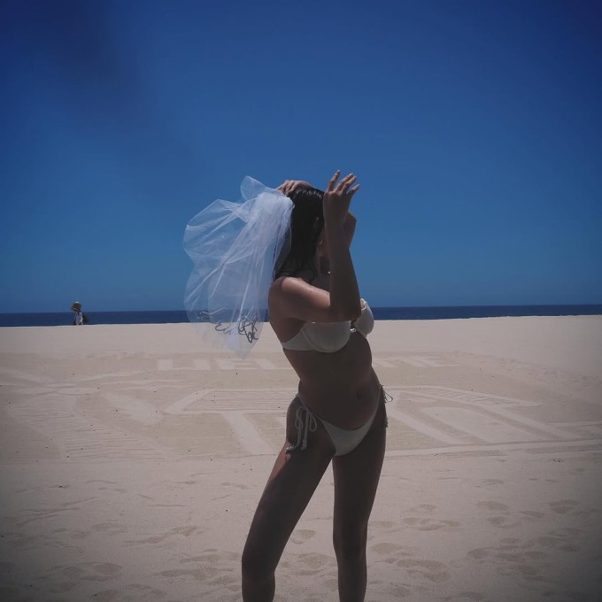Trong bức ảnh khác, Selena mặc bikini màu trắng tạo dáng trên bãi biển.