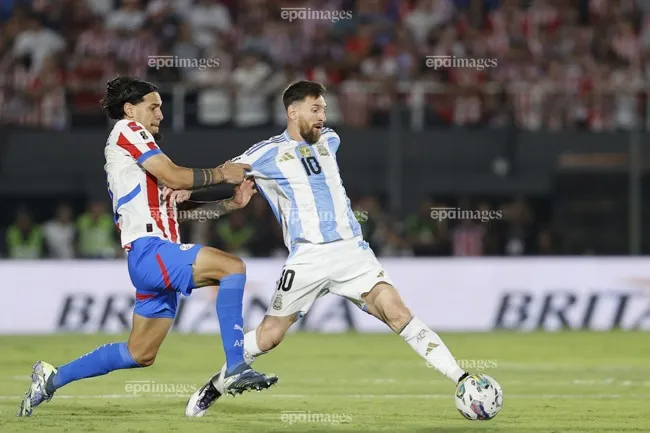 Người yêu bóng đá Argentina chưa muốn siêu sao Messi dừng lại. Ảnh: EPA.