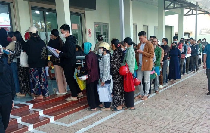 Có những thời điểm người dân xếp hàng dài tại Trung tâm phục vụ hành chính công của xã Ea Kar