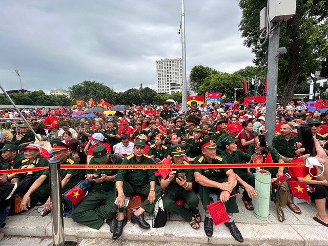 Cựu chiến binh được bố trí ngồi ở vị trí thuận lợi trên đường Hùng Vương