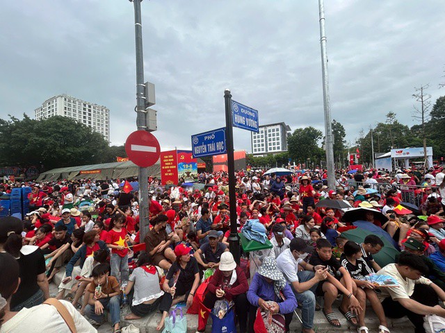 Rất đông người dân đã có mặt tại ngã tư Hùng Vương - Nguyễn Thái Học
