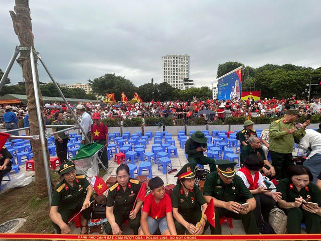 Lực lượng chức năng bố trí ghế nhựa tại khu vực ưu tiên