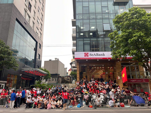 Đường Trần Phú cũng chật kín người từ sớm