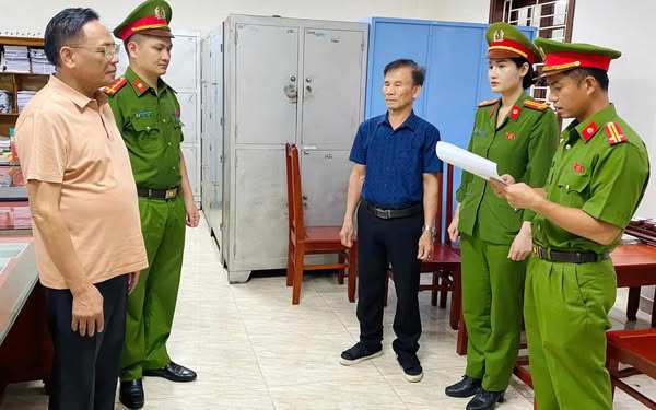 Công an tống đạt các quyết định tố tụng đối với ông Cao Tiến Đoan. Ảnh: CTV