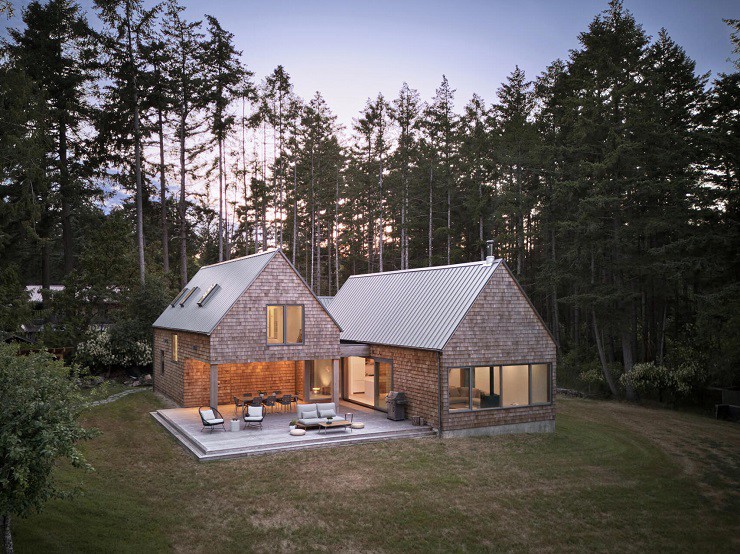 Ẩn mình trong khu rừng xanh mát trên đảo Hornby (Canada), căn nhà có tên Sandpiper Cabin mang đến cảm giác như một chốn trú ẩn bí mật.
