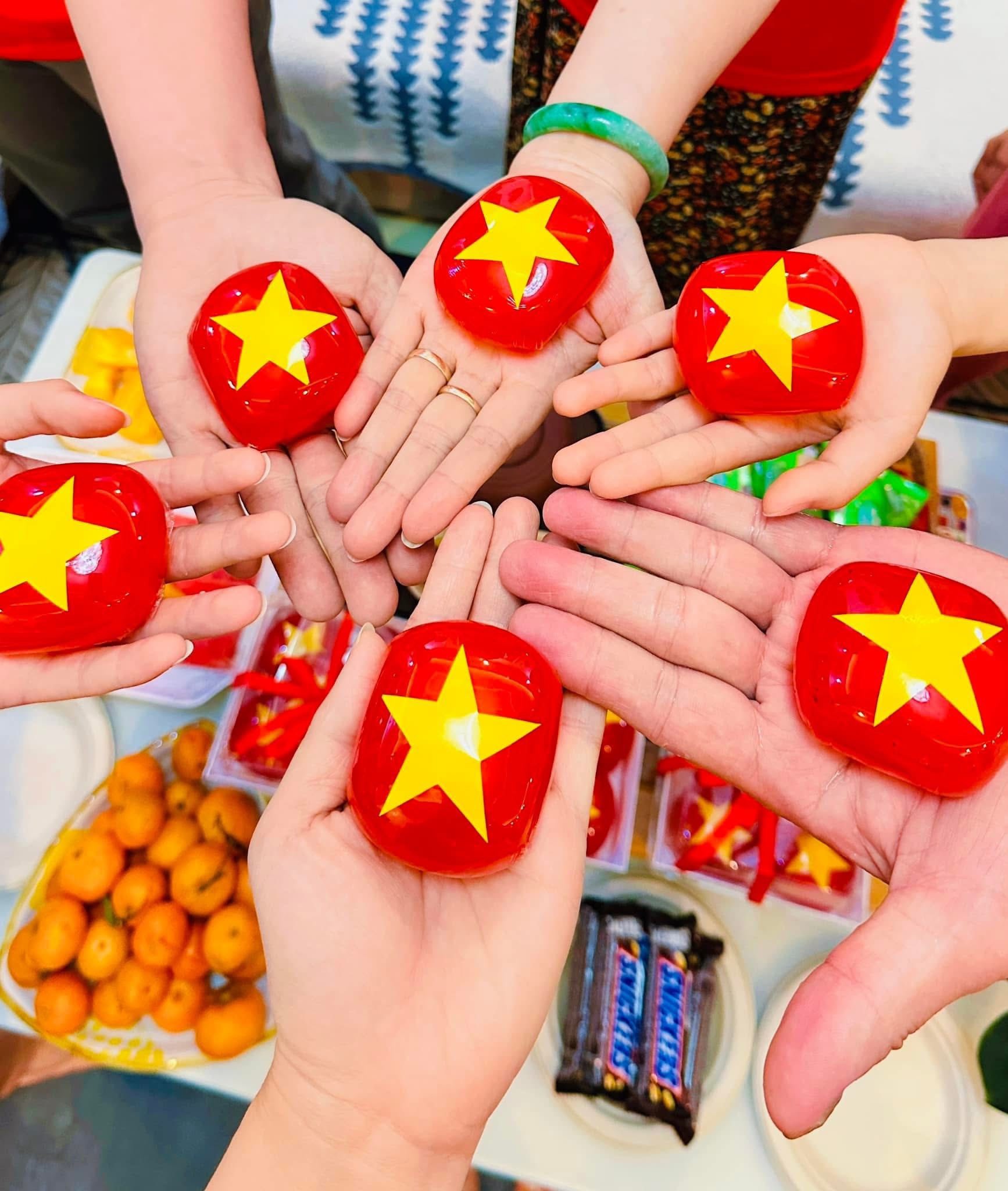 Chiếc bánh xu xê hình cờ đỏ, sao vàng. Ảnh: Đỗ Thu Ngọc