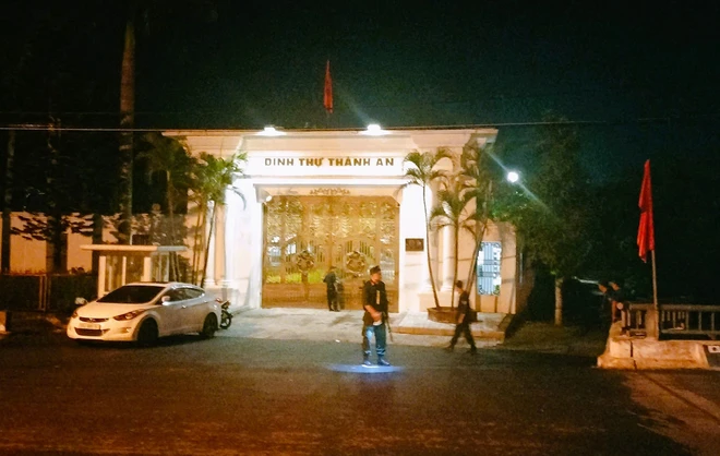 Hàng trăm người dân đứng bên ngoài dinh thự Thành An để xem công an khám xét nhà ông Cao Tiến Đoan. Ảnh: Thành Nam