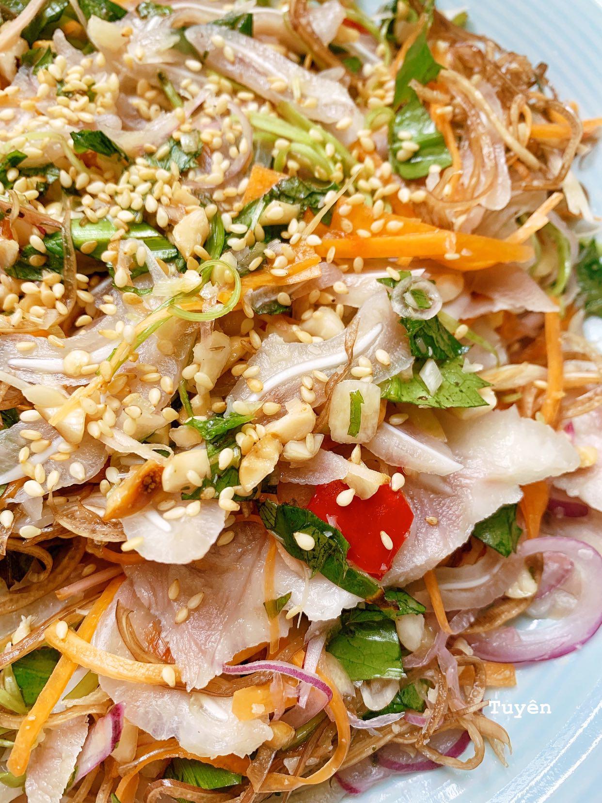 Trộn đều tất cả các nguyên liệu. Sau cùng rắc thêm mè và đậu phộng rang là hoàn thành!