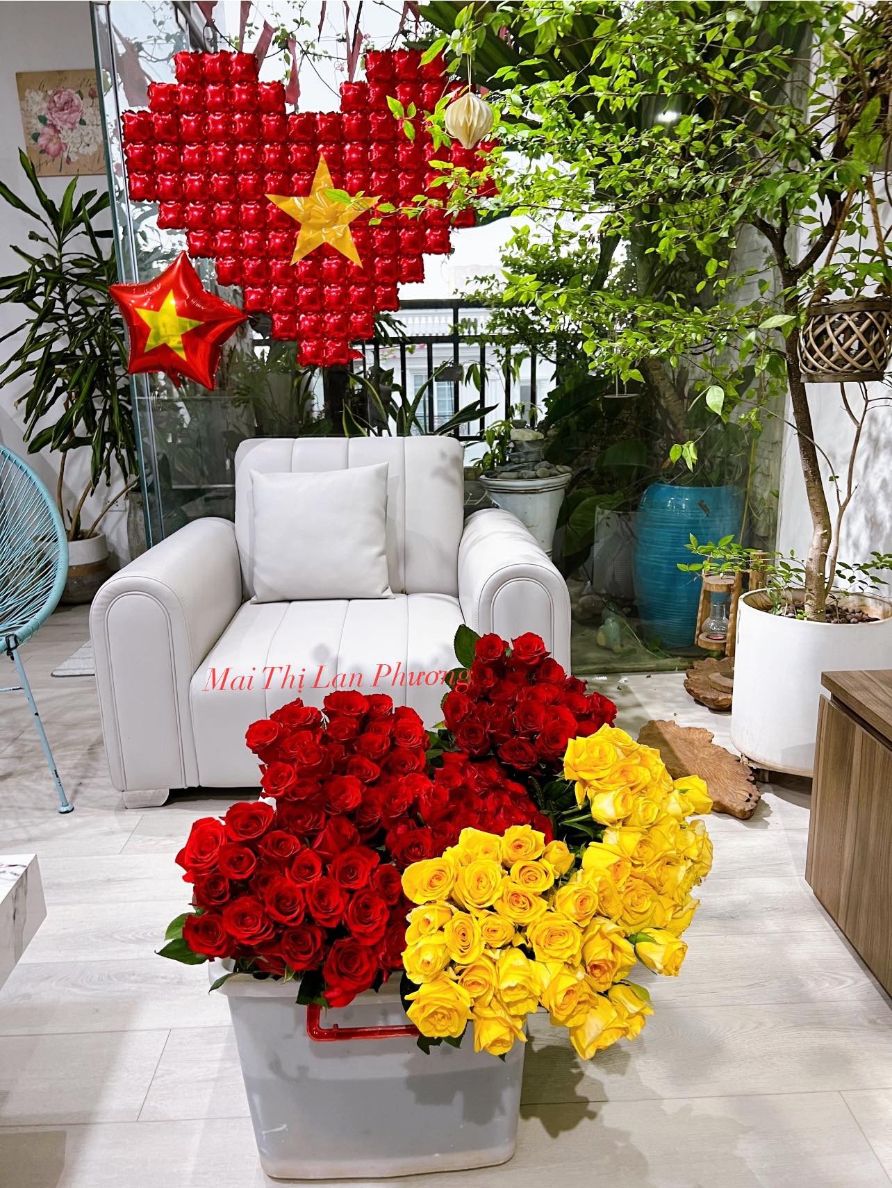 Cả nhà háo hức trang trí. Ảnh: Mai Thị Lan Phương&nbsp;