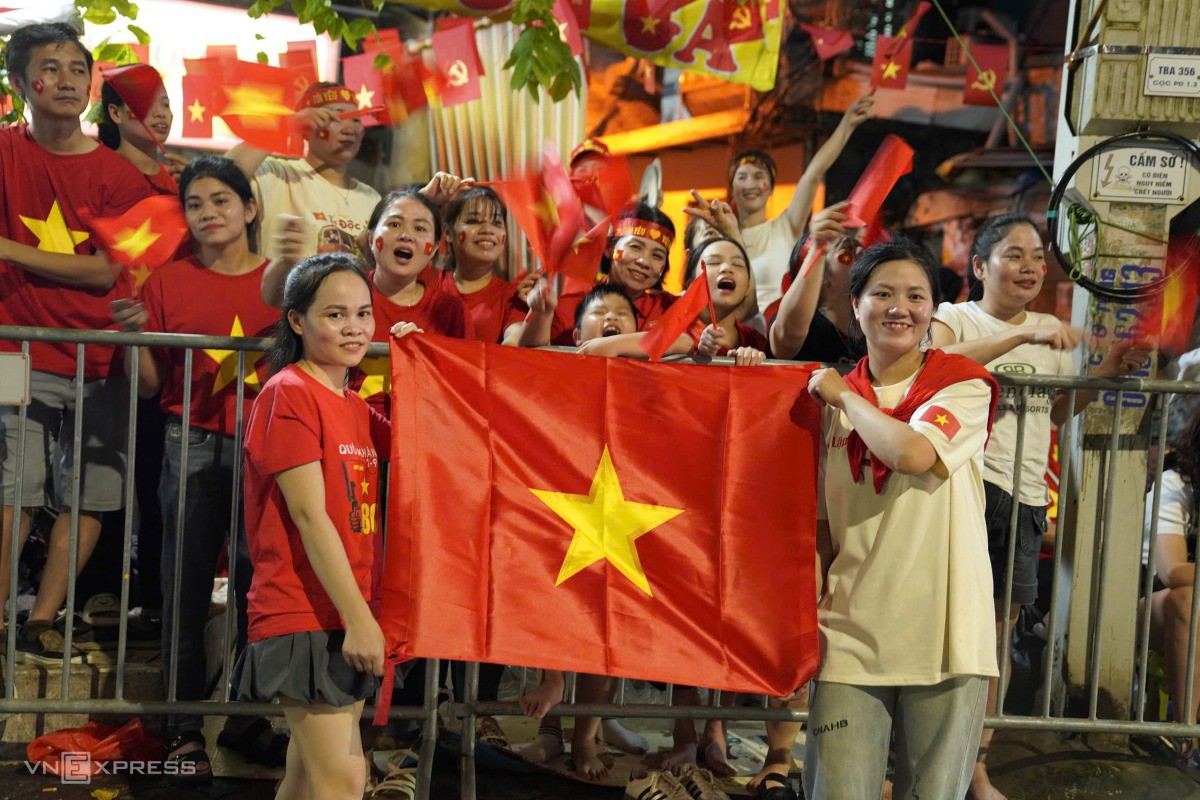 Hai du khách hào hứng chụp ảnh với gia đình chị Vân. Ảnh: Nguyễn Đông