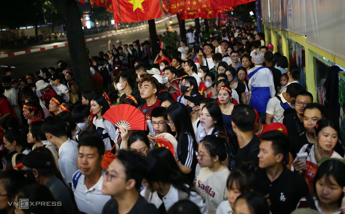 Vỉa hè phố Liễu Giai chật kín người. Ảnh: Phạm Chiểu