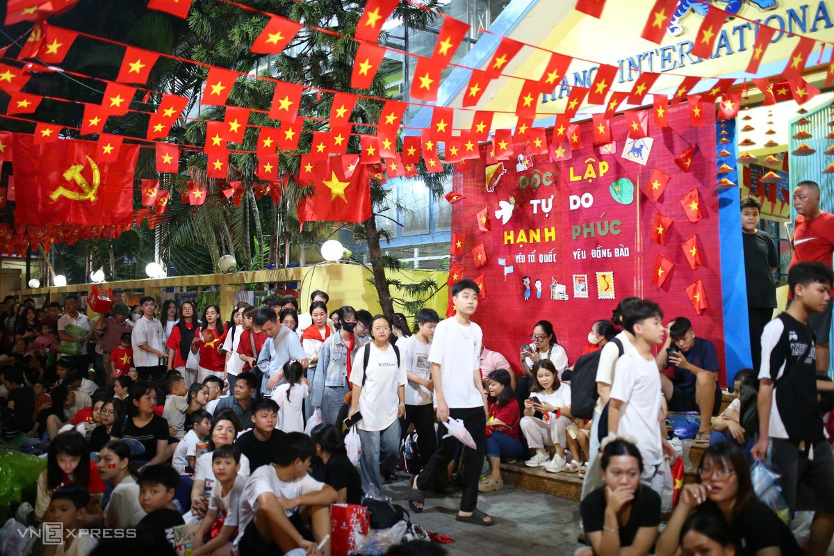 Hàng nghìn người kiên nhẫn ngồi chờ đợi. Ảnh: Phạm Chiểu