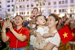 Tin tức trong ngày - Tặng 100.000 đồng/người cho toàn dân: Món quà đi vào lịch sử