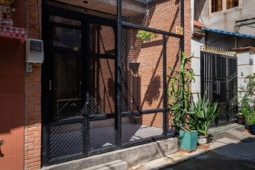 Ngôi nhà “ong mật” rộng chưa đầy 25m2 giữa TP.HCM: Chi chít lỗ, ngập ánh sáng