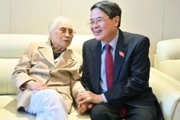 Tin tức trong ngày - Nguyên Phó Chủ tịch nước Nguyễn Thị Bình nhận kỷ niệm chương Vì sự nghiệp Quốc hội