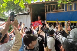 Hàng chục ống kính điện thoại livestream bủa vây, ông Ba Minh sống thế nào?