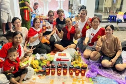 Bạn trẻ - Cuộc sống - Bạn cũ rủ nhau xuống Hà Nội phá cỗ xuyên đêm chờ xem diễu binh