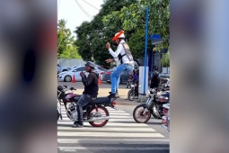 Clip: Pha nhắc nhở “cực thốn” dành cho người dừng xe máy trên vạch đi bộ