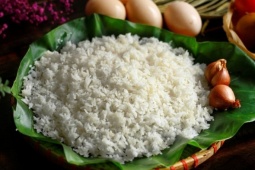 Hâm nóng cơm nguội bằng lò vi sóng có an toàn?