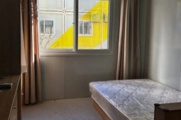 Thị trường - Tiêu dùng - Khách trọ trả phòng sạch sẽ, chủ nhà tá hỏa khi mở tủ đầu giường kiểm tra