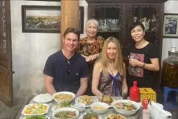 Đến Bát Tràng ăn 'cỗ quốc gia'