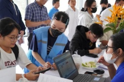 Tân sinh viên ‘chen chân’ tìm chỗ ở ký túc xá, săn lùng nhà trọ ở TP.HCM