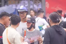 Giải trí - Nhận vé miễn phí tại Nhà hát Lớn xong bán với giá 1-2 triệu đồng