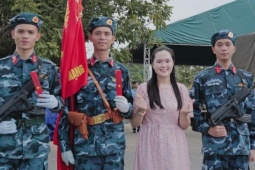 Vợ cầu thủ Duy Mạnh bị chê mặc 'lạc quẻ' đi xem diễu binh