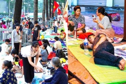 Xếp hàng giữ chỗ hơn một ngày để xem tổng duyệt diễu binh, diễu hành