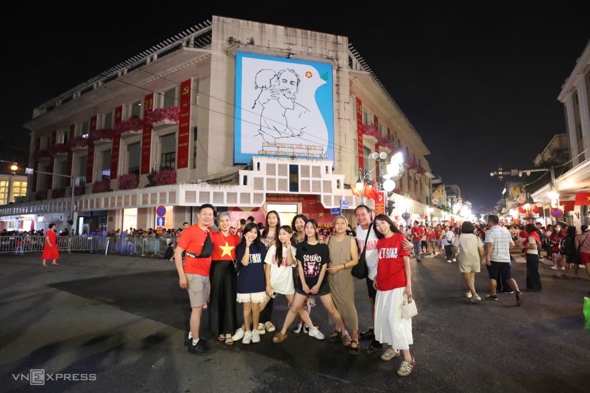 Gia đình anh Tuấn, chị Thủy vừa từ Đức trở về. Ảnh: Hiếu Lương