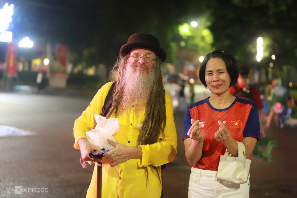 Du khách New Zealand chụp ảnh cùng người dân. Ảnh: Võ Thạnh