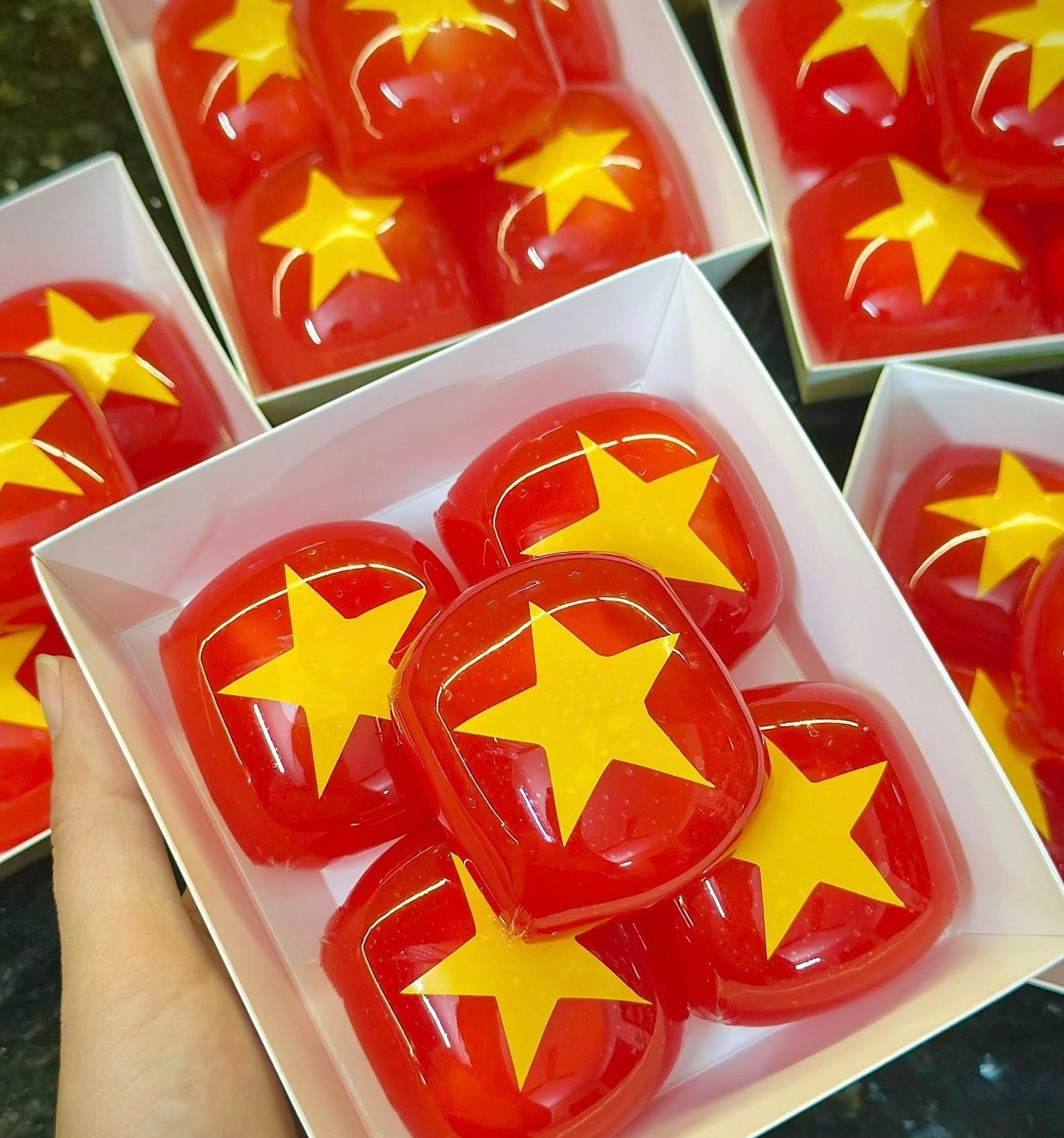 Chị em sáng tạo 'mâm cỗ yêu nước' gây sốt, chia sẻ điều xúc động - 9