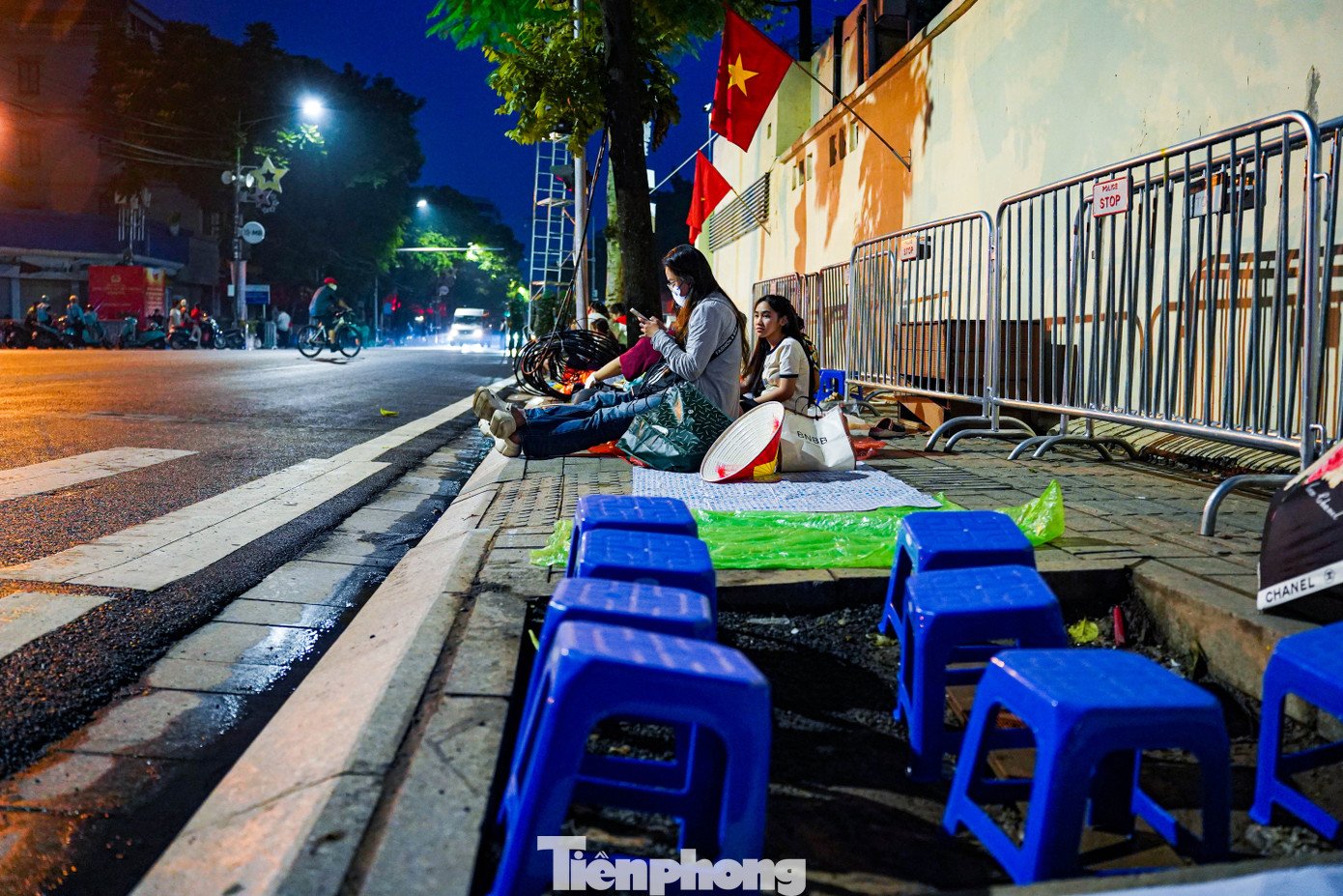 Xếp hàng giữ chỗ hơn một ngày để xem tổng duyệt diễu binh, diễu hành - 6