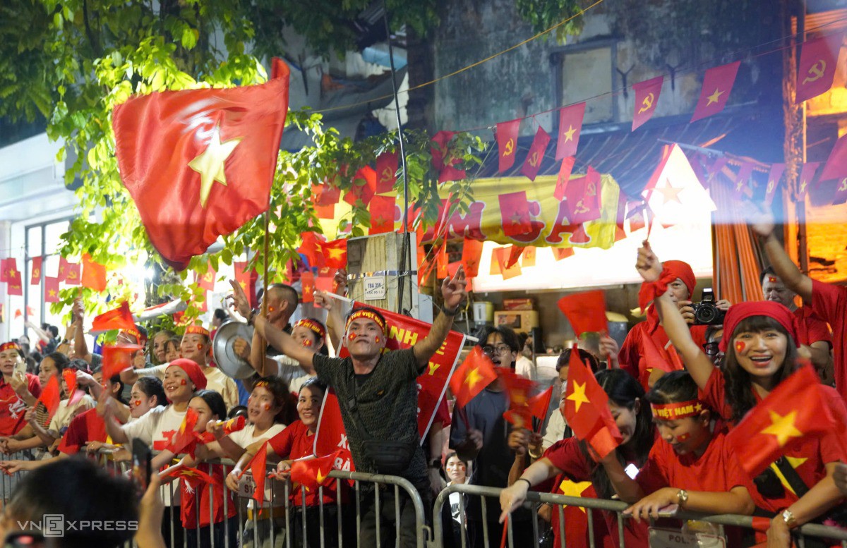 Thức xuyên đêm chờ xem tổng duyệt diễu binh - 1