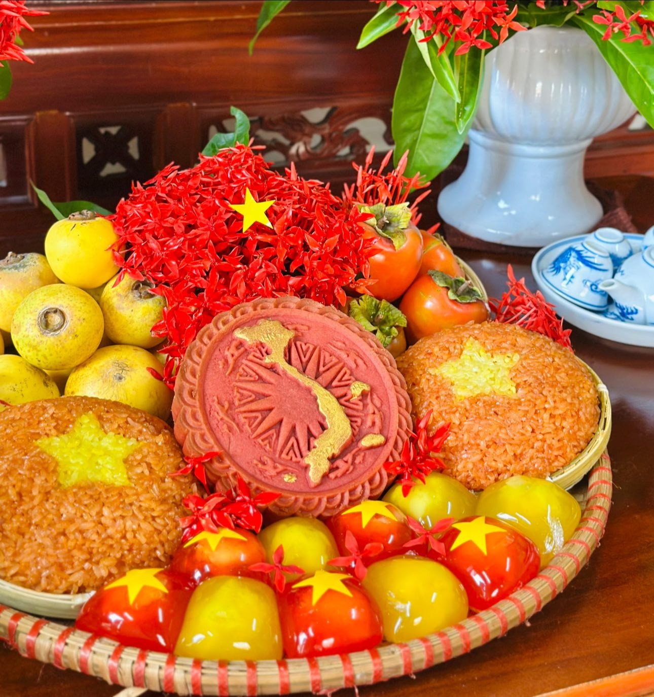 Cả nhà háo hức trang trí. Ảnh: Mai Thị Lan Phương 