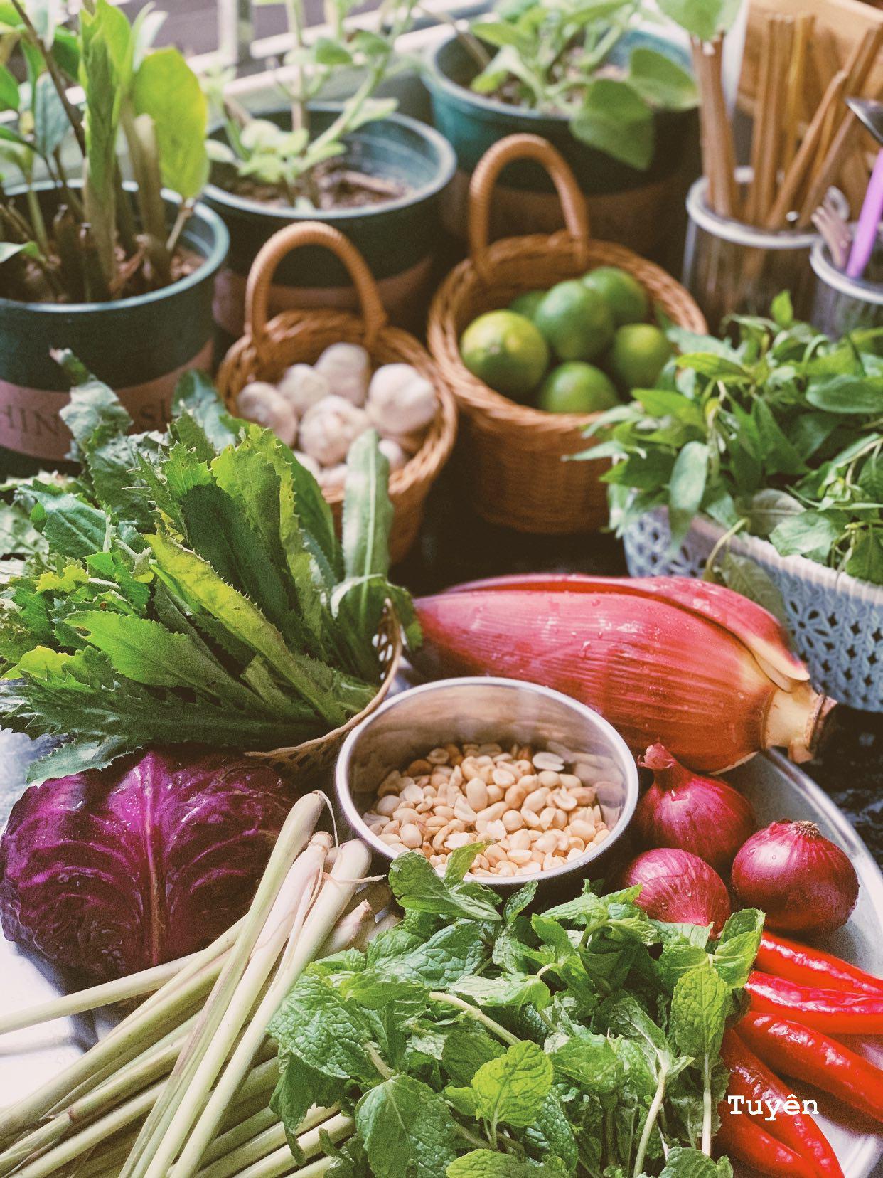 Rửa sạch các loại nguyên liệu.&nbsp;