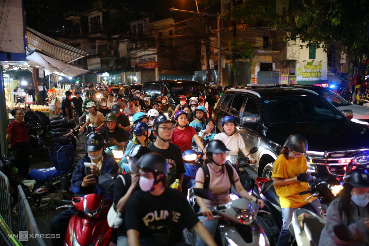 Đoạn Đê La Thành giao với Nguyễn Chí Thanh. Ảnh: Phạm Chiểu