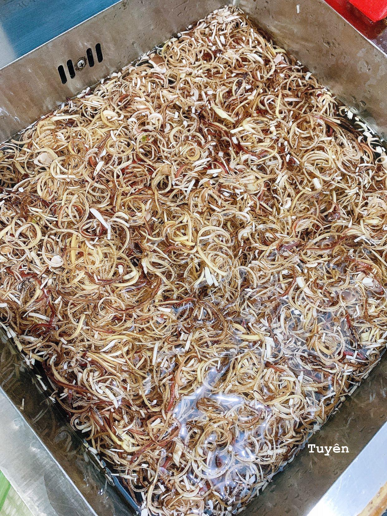 Hoa chuối thái mỏng, ngâm vào nước muối hoặc nước chanh để không bị thâm đen.