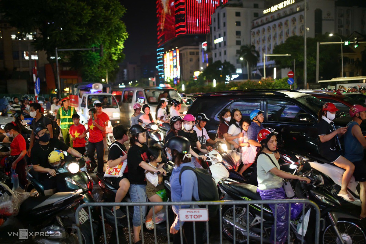 Một số đường bắt đầu được lập rào chắn nên lưu lượng dồn về phía các tuyến còn lại gây ách tắc. Ảnh: Phạm Chiểu