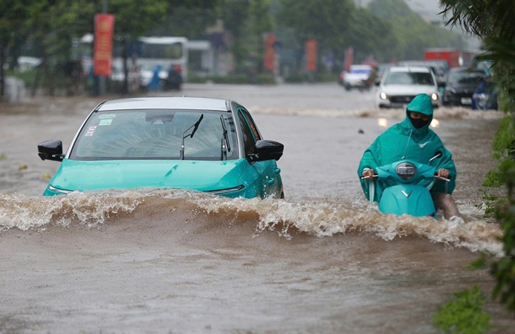 Xe điện được cho là di chuyển qua vùng ngập nước tốt hơn xe xăng. Ảnh: MXH