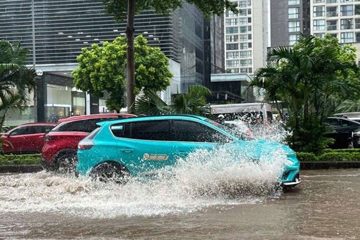Xe điện được cho là di chuyển qua vùng ngập nước tốt hơn xe xăng. Ảnh: MXH