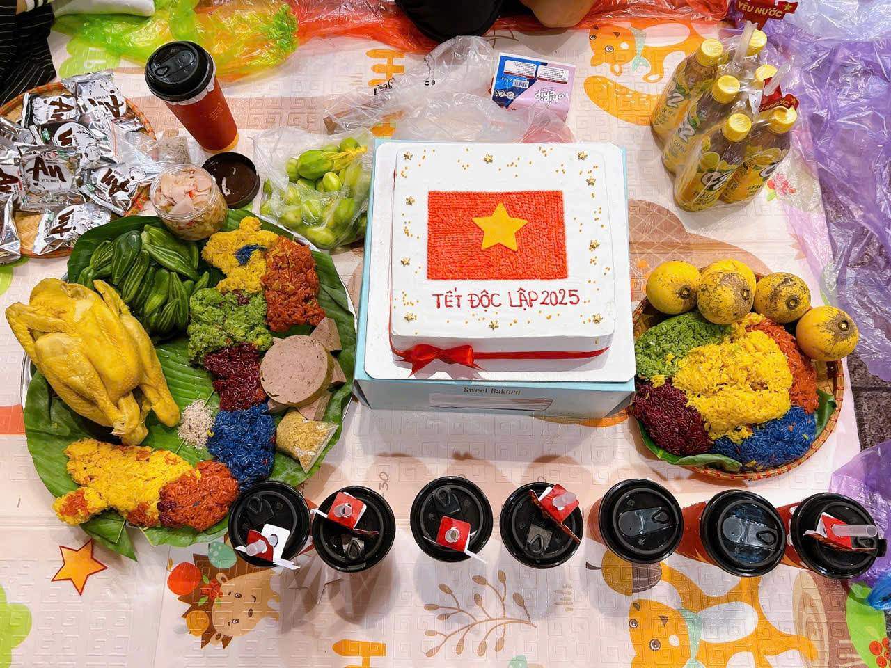 Mâm cỗ với các món đặc sản như mâm xôi ngũ sắc, gà luộc, măng muối,...