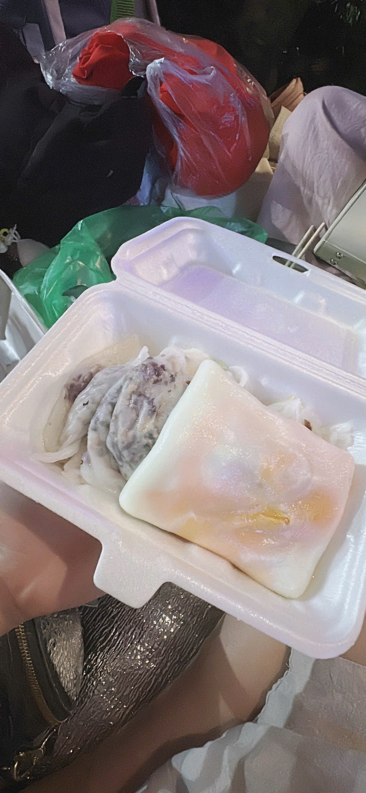 Buổi tối, mọi người gọi bánh cuốn thưởng thức trên vỉa hè Hà Nội