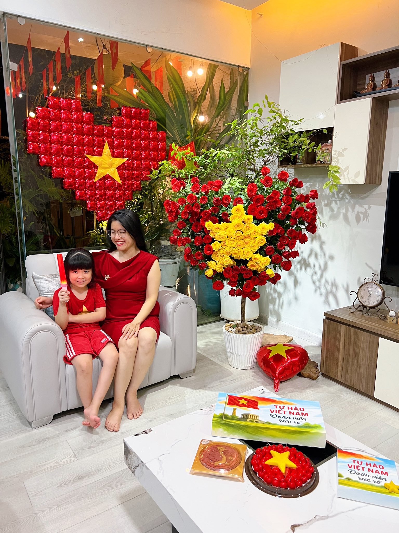Chị em sáng tạo 'mâm cỗ yêu nước' gây sốt, chia sẻ điều xúc động - 11