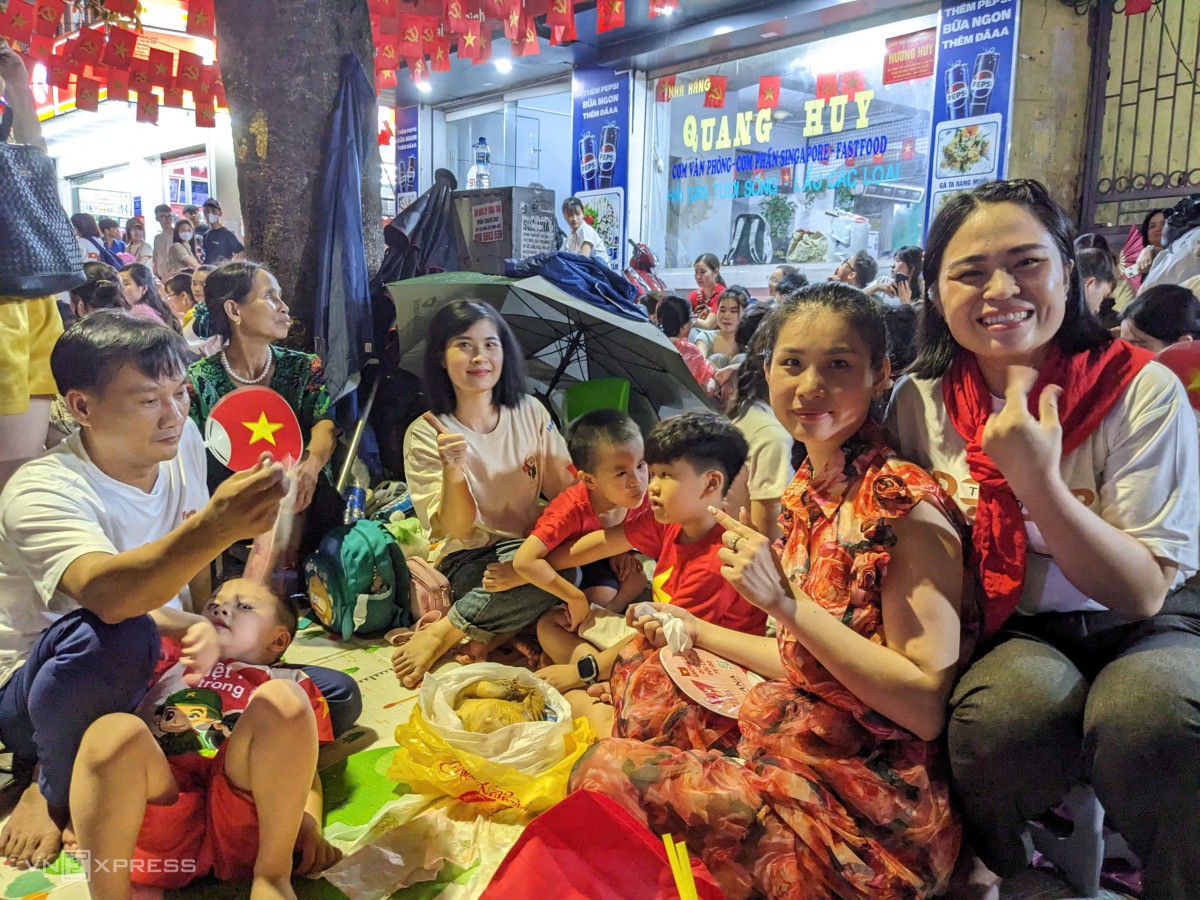 Gia đình chị Trang và bạn bè. Ảnh: Viết Tuân