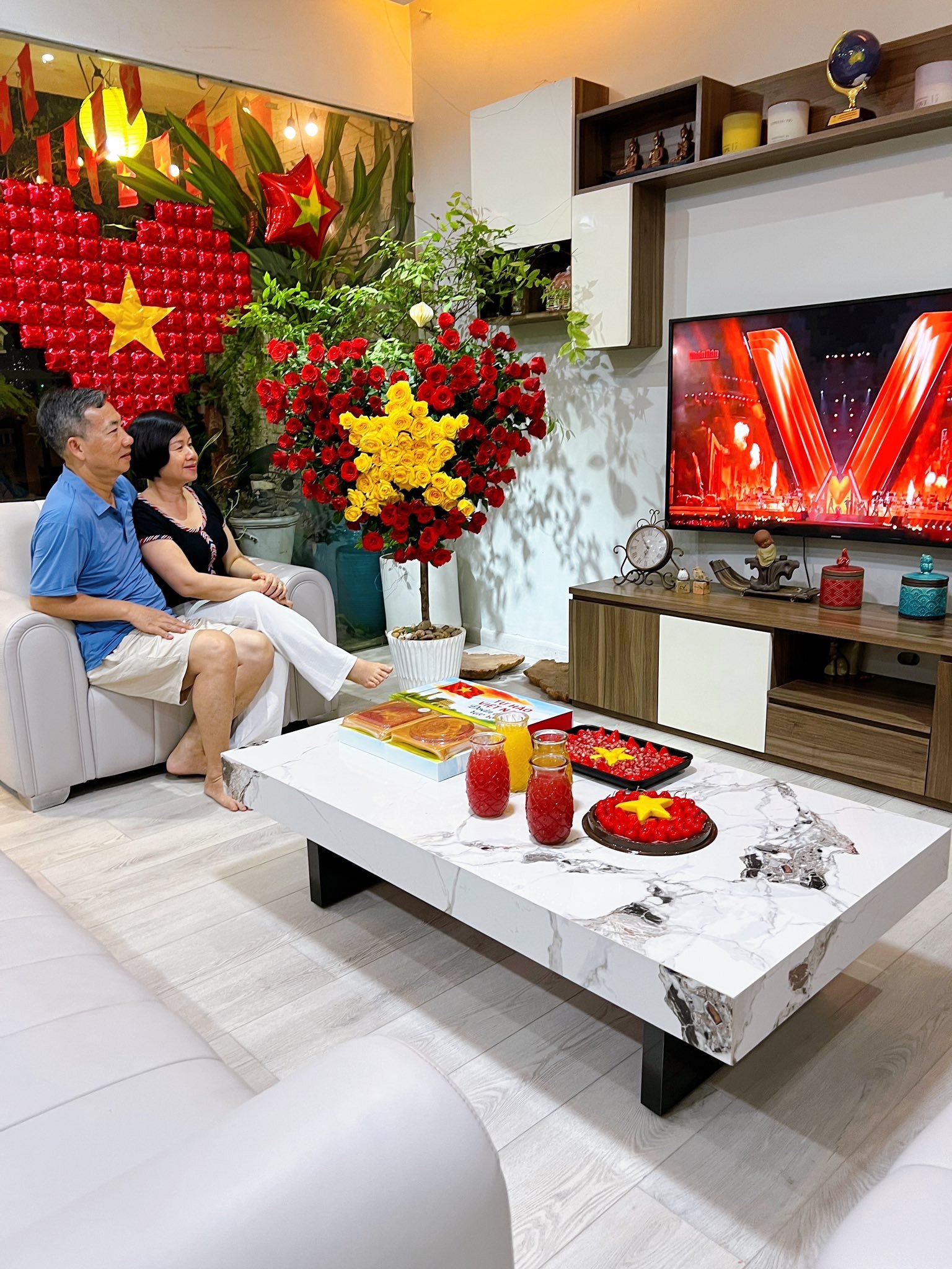 Không gian ngập sắc đỏ, vàng. Ảnh: Mai Thị Lan Phương 