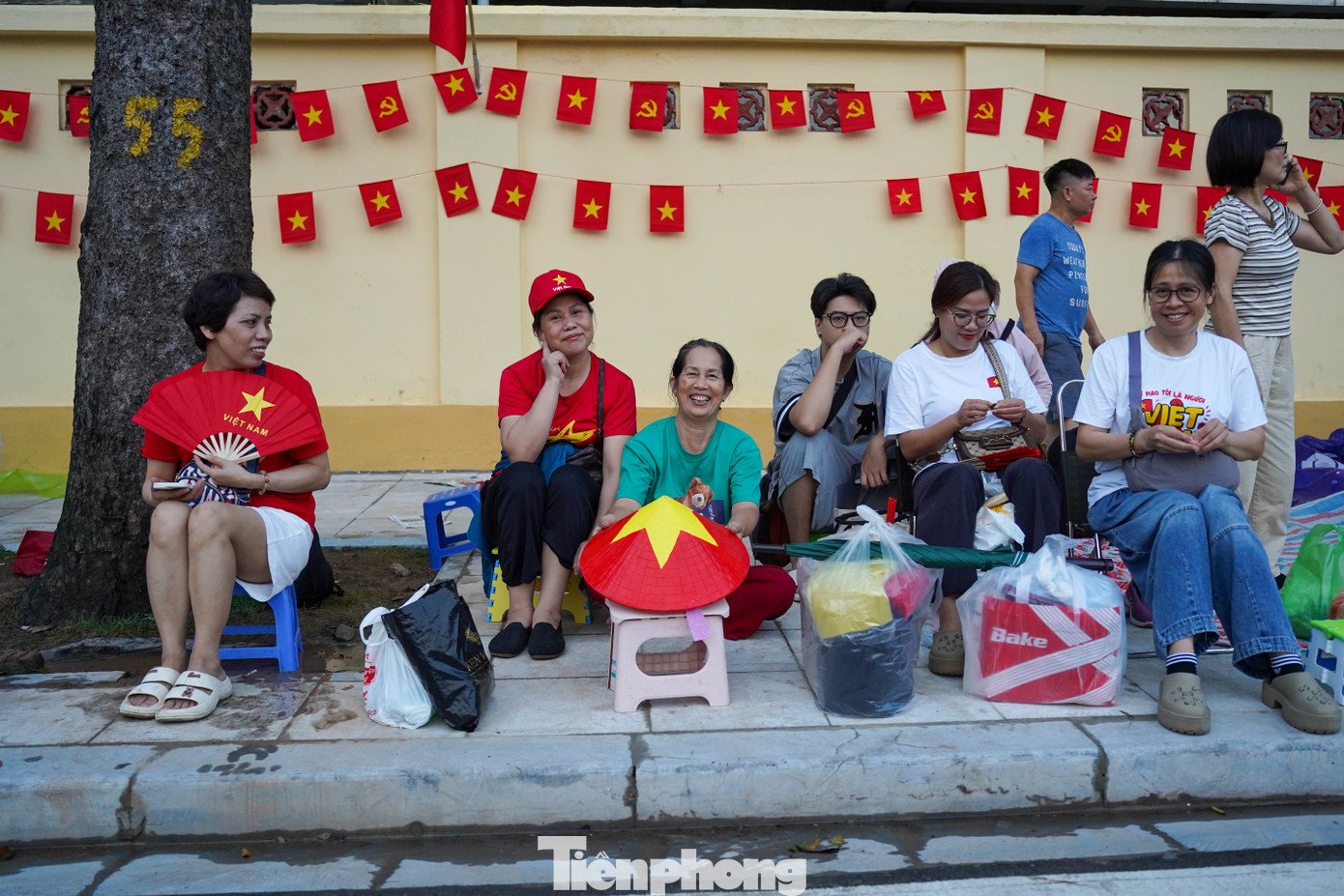 Xếp hàng giữ chỗ hơn một ngày để xem tổng duyệt diễu binh, diễu hành - 17
