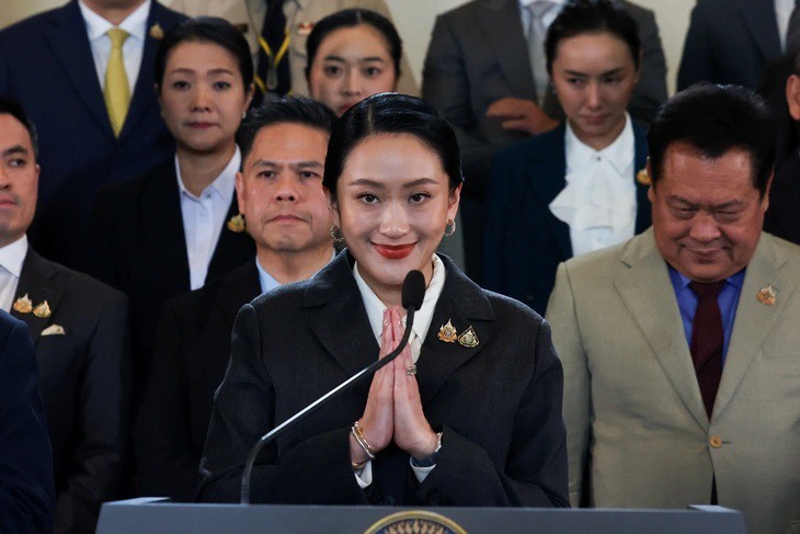 Paetongtarn tổ chức họp báo sau khi bị Tòa án Hiến pháp ra quyết định bãi nhiệm (ảnh: Reuters)