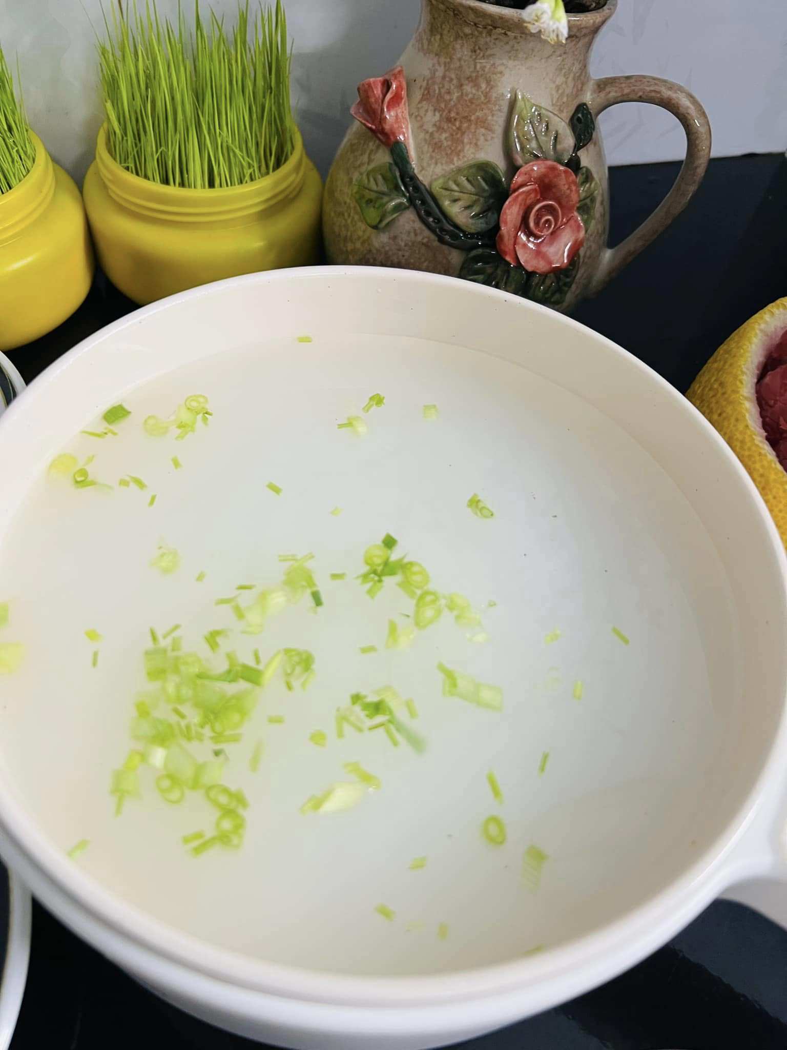 Hầm xương lấy nước nấu cháo. Lưu ý, nấu cháo phải thật loãng và nấu bằng nồi lẩu chống dính để không bị cháy đáy nồi.