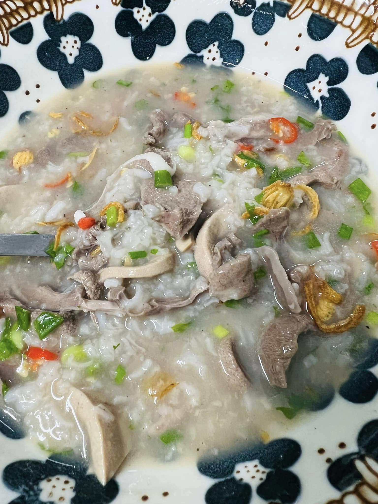 Lấu cháo lòng nóng hổi, ngọt đậm đà sẽ là món khoái khẩu của những ai mê lòng lợn. Các nguyên liệu khi nhúng vừa chín tới không bị dai, hòa quyện với cháo thơm ngậy ngon tuyệt vời!